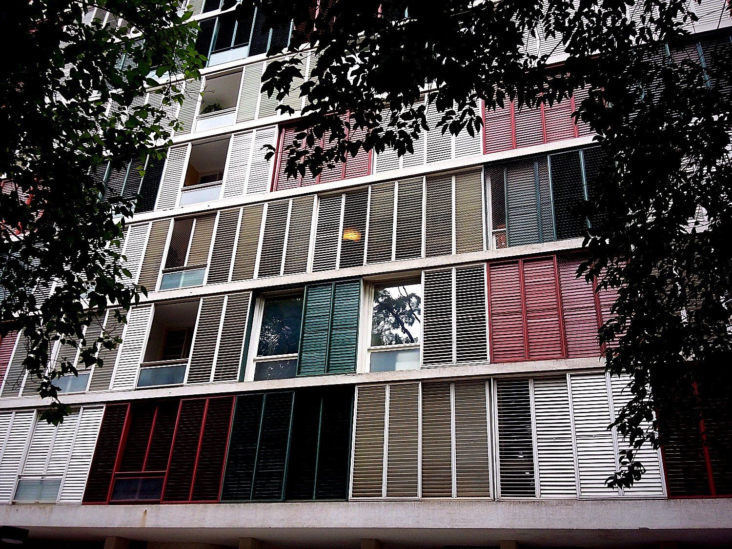 Fachada do Edifício Lausanne, de Franz Heep: venezianas vinho, verdes e cinza